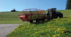 lorenzenhaeusle_traktor_wiese